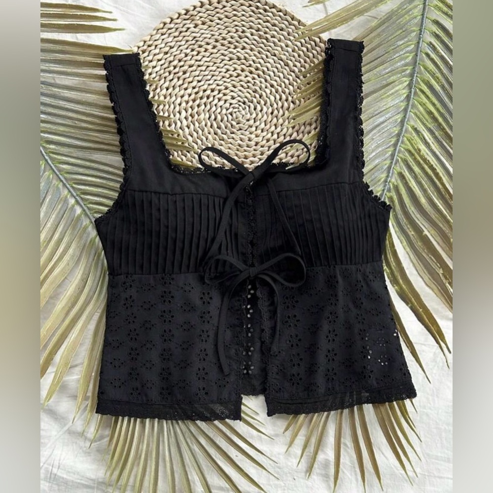 Black Lace-Up Sleeveless Top - Picture 3 of 8